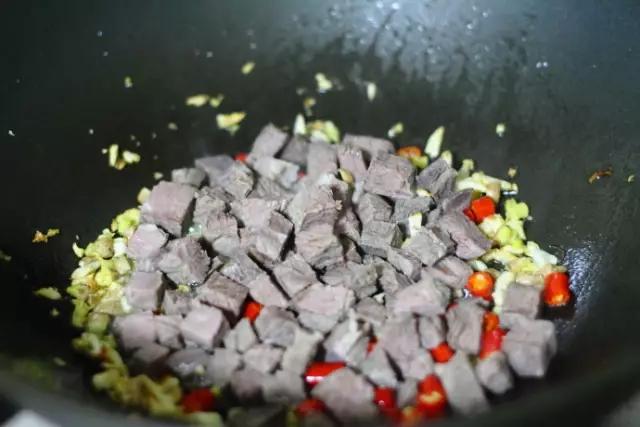 豇豆炒牛肉的做法窍门是什么,西红柿辣子豇豆炒牛肉家常做法