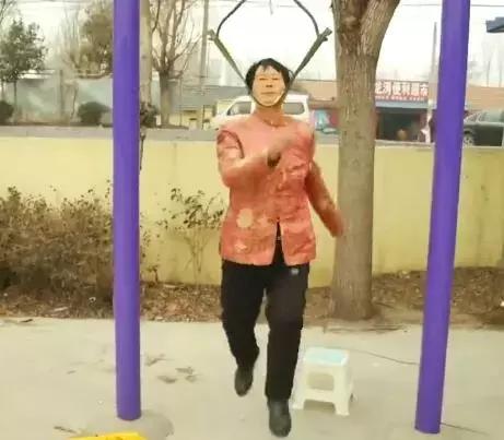 青岛大妈上吊式锻炼治颈椎!还能吊着睡觉!网友:你大妈永远是你大妈!