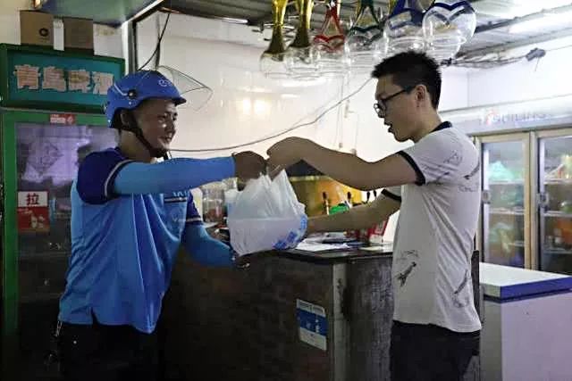 在缅甸,做老板不如送外卖?送一单最多能赚百元,还有*队军**护送