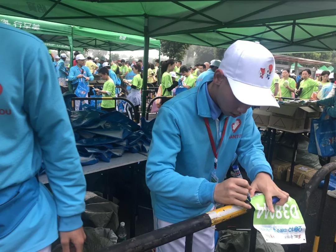 在街头当志愿者,凌晨四点出门当志愿者