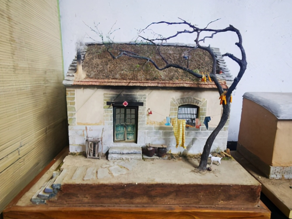 小伙微缩景观还原农家小院,小伙用微缩模型还原儿时农家小院