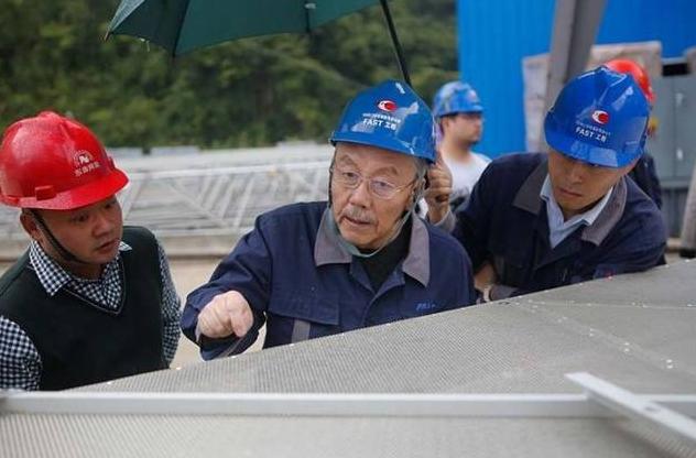 英国公认的天才是牛顿吗,牛顿和爱因斯坦谁是真正的天才