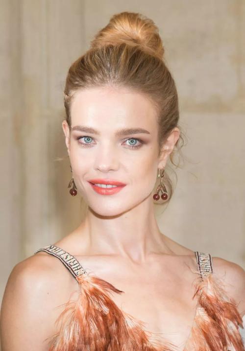 LV太子妃穿豹纹紧身泳衣，跪沙滩上大秀火辣身材，咧嘴笑撞脸舒淇