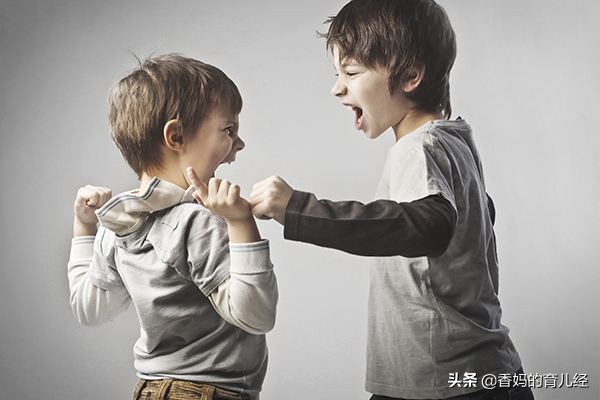 小孩被别人欺负了怎么安慰鼓励呢,小朋友被推倒怎么和家长沟通