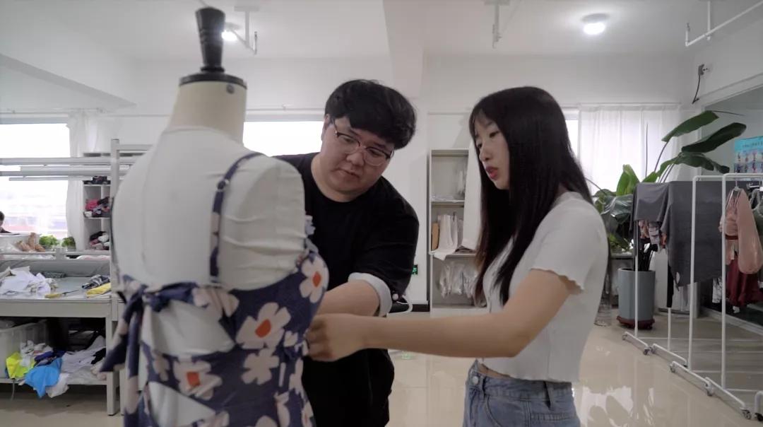 东北魔幻泳装小城,工人月入过万,承包全球40%的泳衣