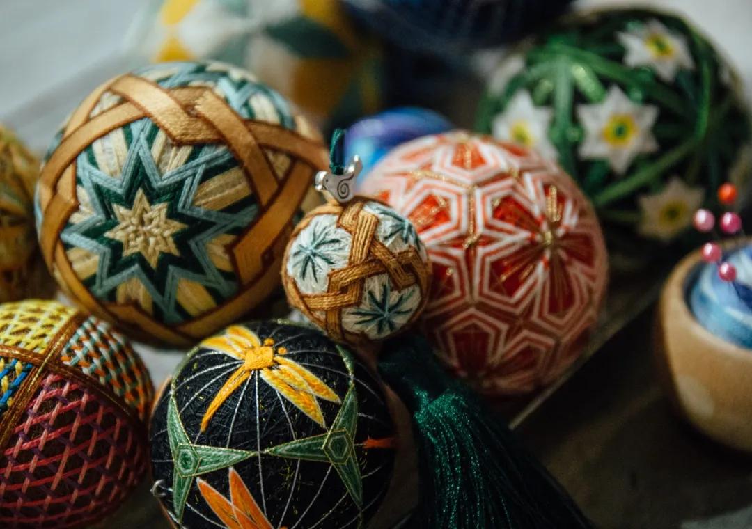 惊艳！“球上刺绣”你见过吗？她在球上绣出二十四节气，无数粉丝为之打call