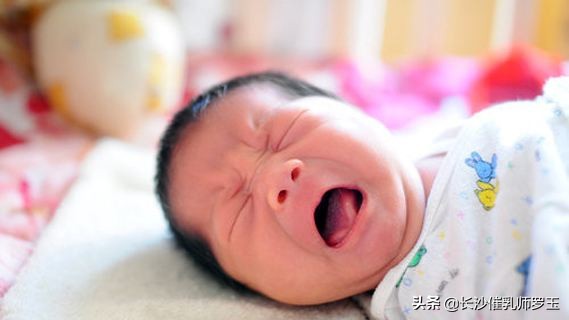 新生儿喂奶后正确睡姿,新生儿如何喂奶