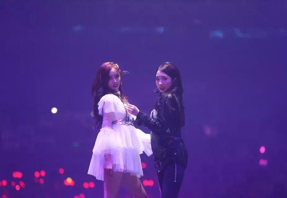 火箭少女炸裂舞台,火箭少女出道夜首秀