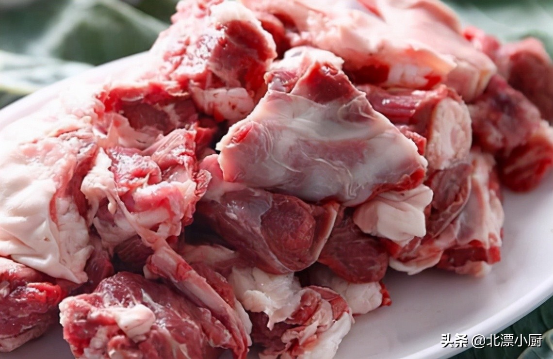 炖羊肉放啥汤不发黑,炖羊肉汤的羊肉能不能提前泡好