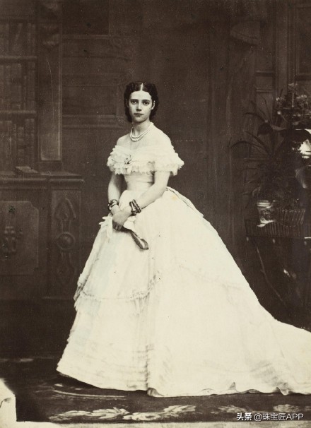 22岁丧子,英国王室觊觎她的珠宝,壕到闪瞎眼的俄国末代皇太后