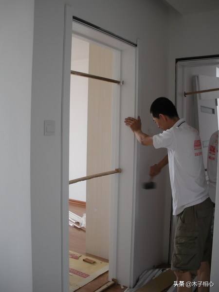 安装木门时泡沫胶是打点还是打满,用泡沫胶填充木门好吗