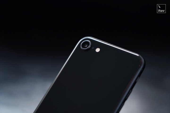 iphonese测评拆机,iphonese和iphone8对比外观