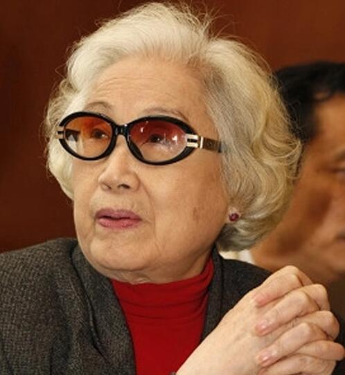 1988年,在大会上“请小平同志不要吸烟”的女人,后来怎样了