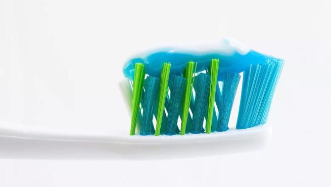刷牙前该不该漱口水,刷牙前为什么牙膏不要沾水