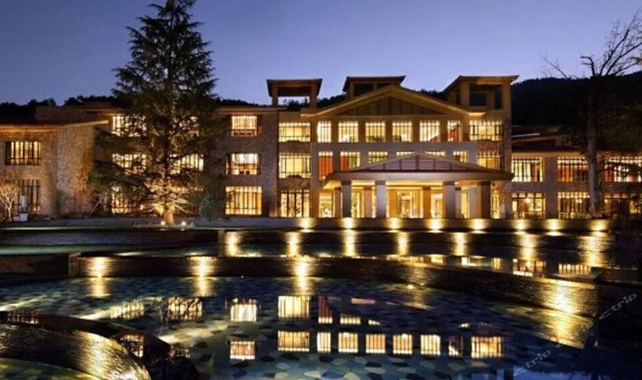 边泡温泉边游泳,边泡温泉边享受