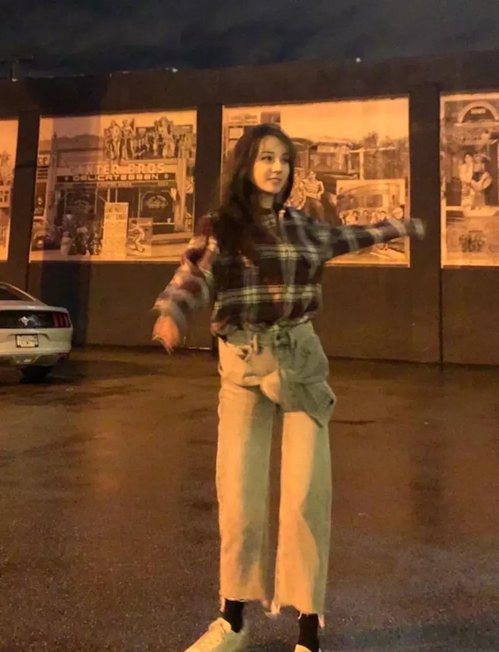 热巴当众撕衣服热舞,谁受得了