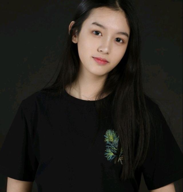 雅顿和cpb哪个精华好用,女生最值得入手的护肤品