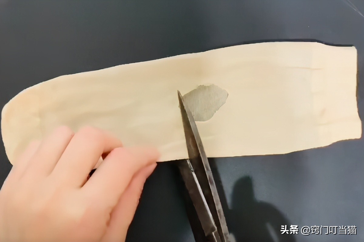 自己在家修纱窗破洞,纱窗破了就用纱窗贴