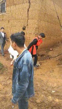 穿恨天高坐地铁的社死现场,两位男士都不忍看这次“崴脚表演”