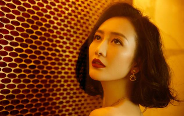 女士头发多又厚适合哪种减龄短发,中年妇女发型短发40-50岁方形脸