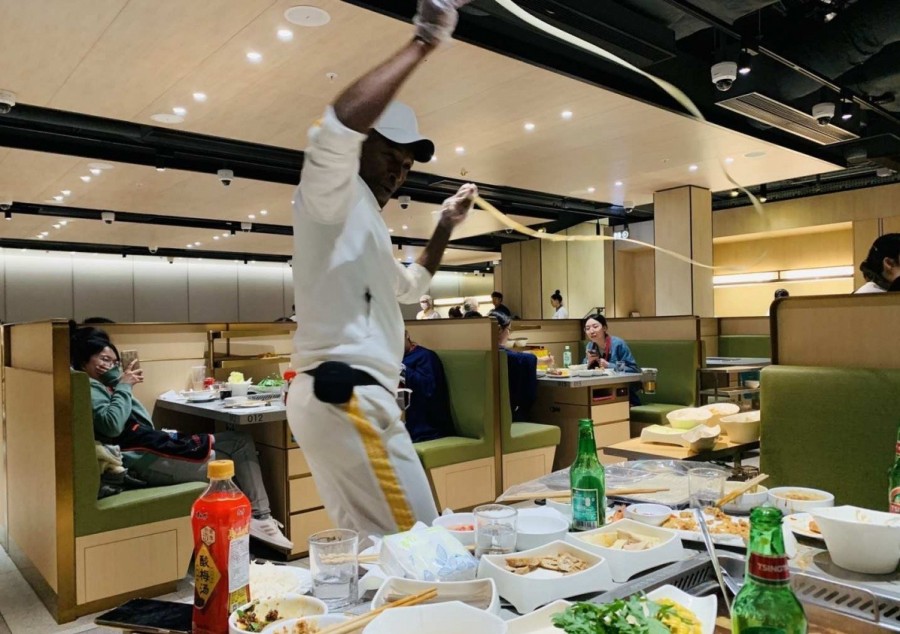 一周资讯丨新泰王和“保镖”结婚!?海底捞黑人小哥表演拉面!