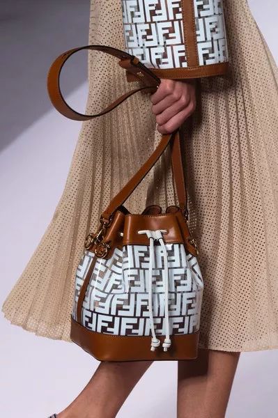 会背奢侈品包包,会背水桶包的人