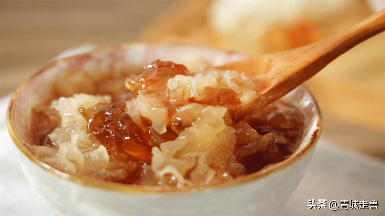 春节，宅在家里吃什么？教你做碗桃胶银耳羹，简单营养还美味