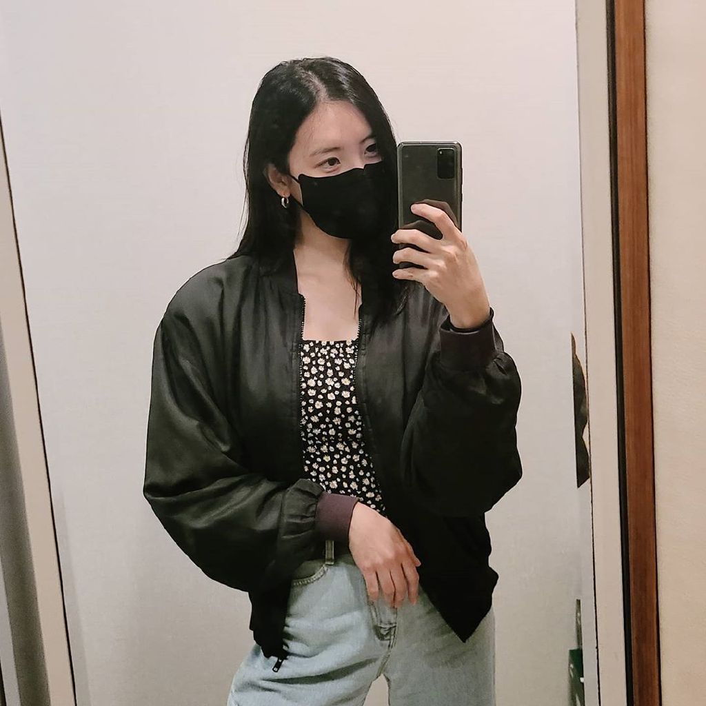 “南韩腿精”李宣美*服私**，白T超短裤加棒球外套，大长腿抢镜