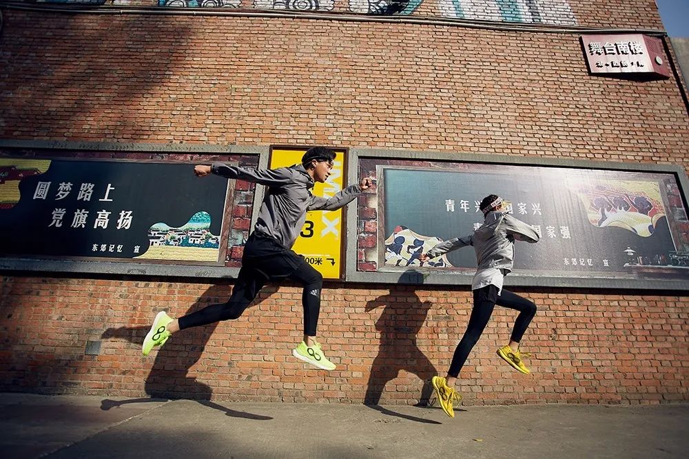 缓震支撑慢跑跑鞋纯黑,百元以内防滑跑鞋