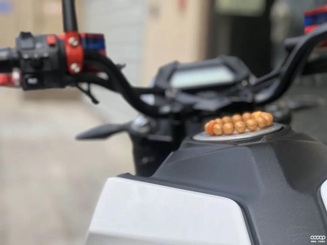 短发超飒小姐姐，玩串儿不贵也精致，骑起车来，帅翻天