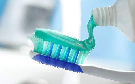 白球鞋发黄怎么变白妙招,洗白球鞋用什么洗不发黄