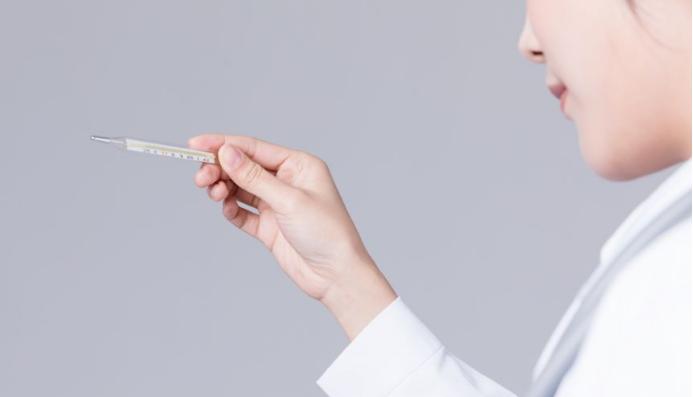 布洛芬对乙酰氨基酚到底怎么服用,吲哚美辛退热