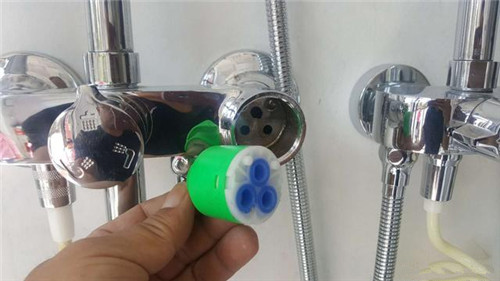 淋浴开关漏水如何拆卸,淋浴头开关漏水的修理方法