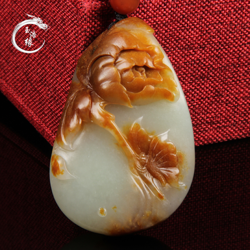 一款和田玉黄沁白肉籽料蝶恋花吊坠雕活了，牡丹雍容华贵的惊艳