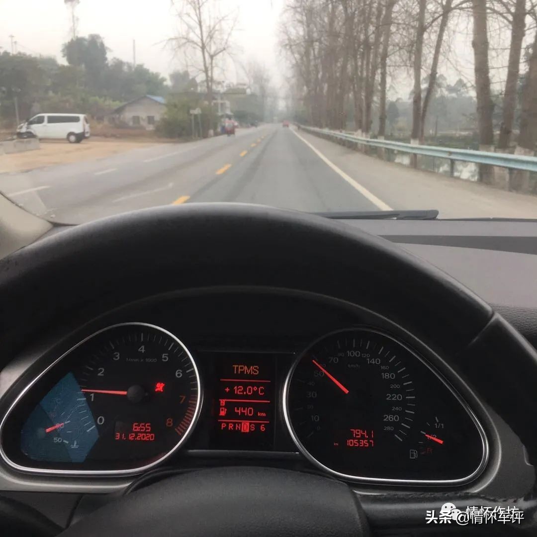 小伙买了一辆奥迪回村,小伙买了台7w的奥迪a7