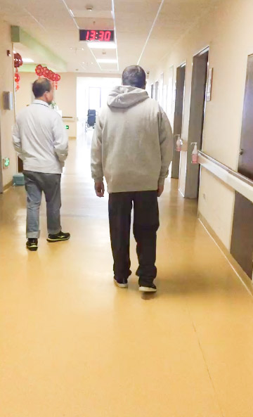「脑出血康复案例」从“偏瘫”到独站独走，老伴日夜陪伴谱真情