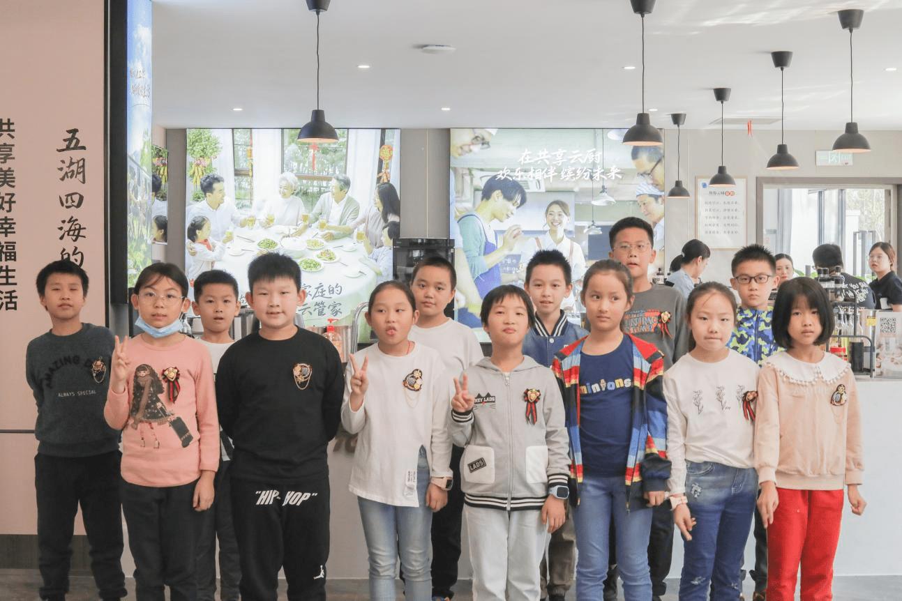 “做你骄傲的掌厨家”田螺云厨AI烹饪实践体验课走进未来社区