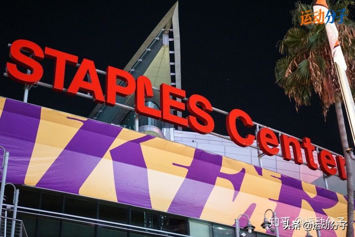 斯台普斯球馆雕像,斯台普斯中心门前的雕像