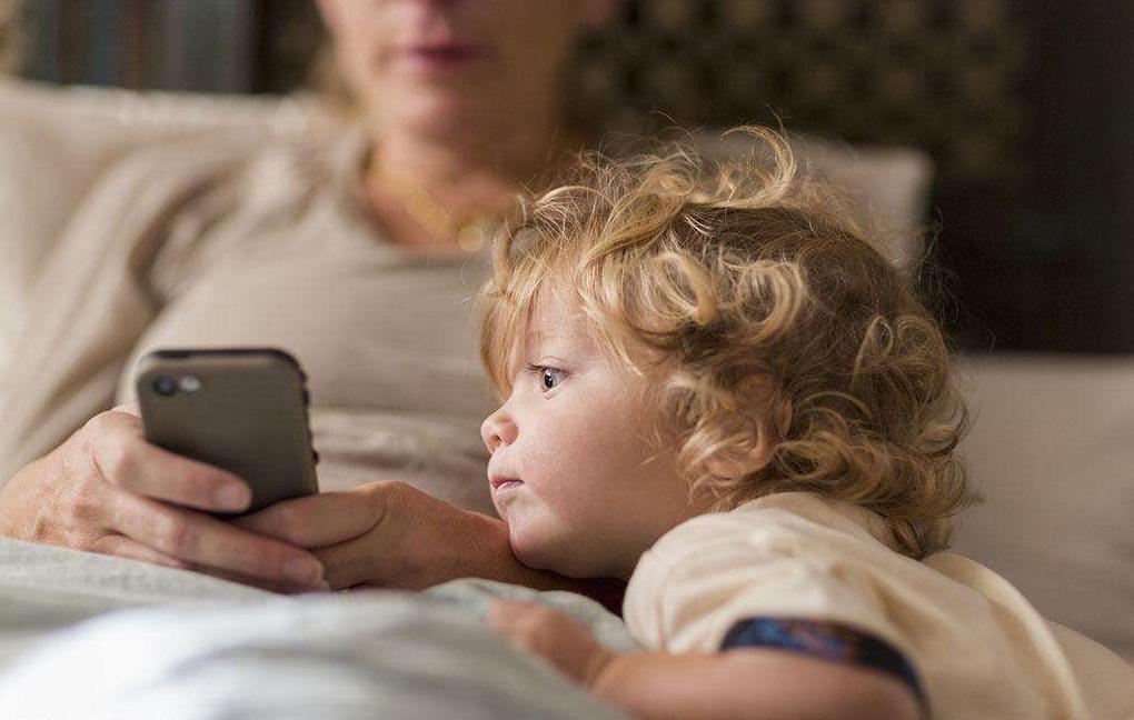 宝宝一直看手机怎么办,宝宝总爱看手机怎么办