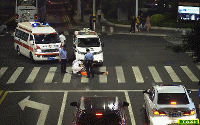 出尽洋相！珠海一奇葩男子躺马路中间睡大觉！过往司机提心吊胆！