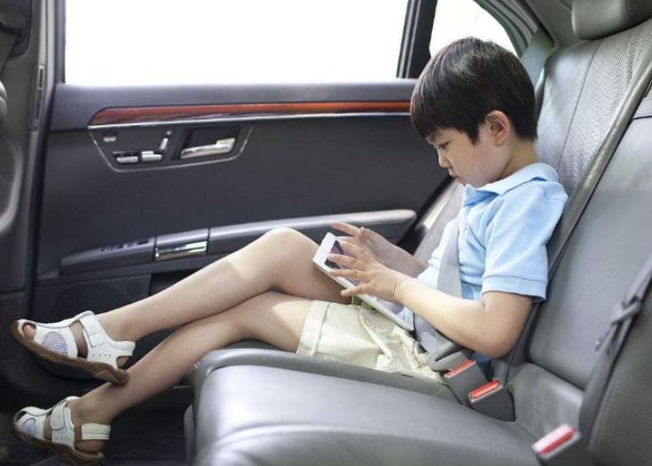 “晕车”的宝宝有苦难言，十一出行别忽略娃的感受，家长来学习