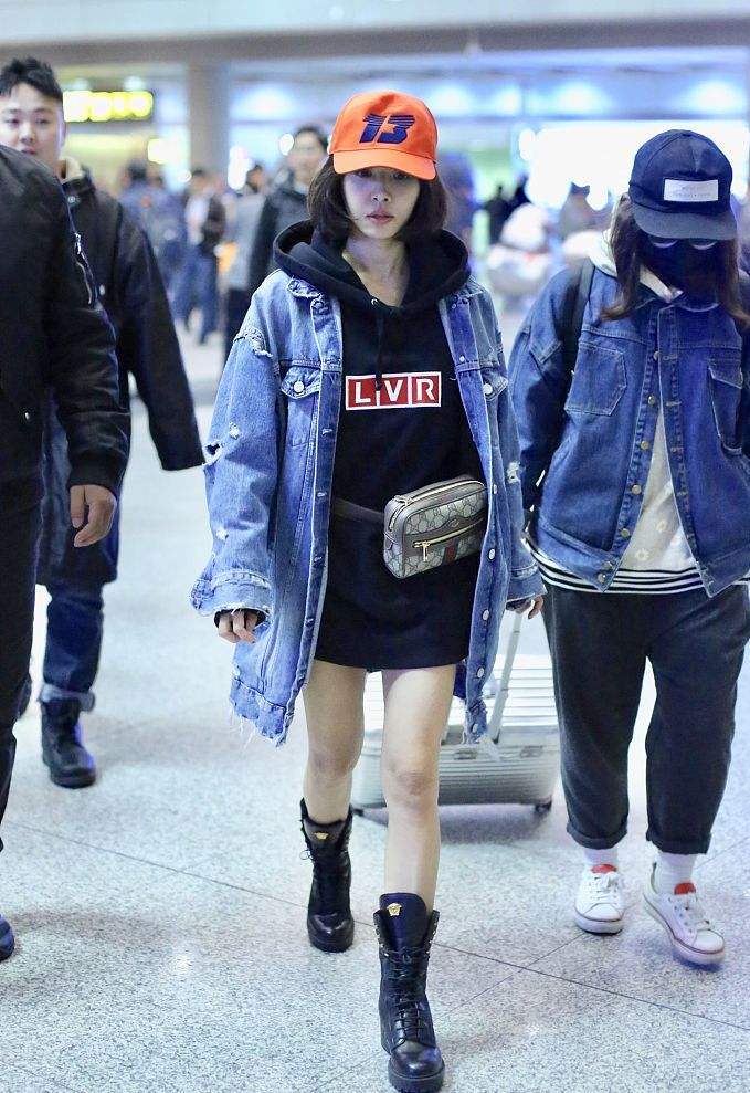 蔡依林粉色连帽卫衣银色短裤,蔡依林真敢穿卫衣配短裤超显瘦