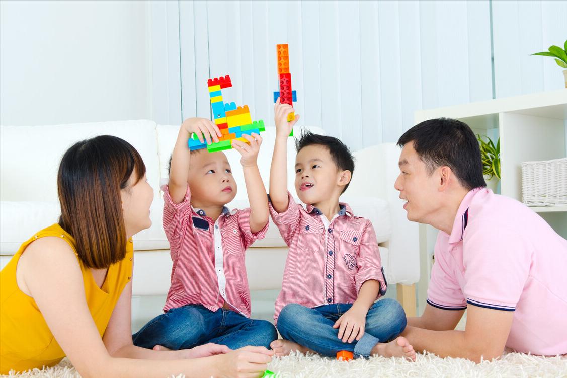 别以为孩子分不清陪着和陪伴，“虚伪式”陪伴，也许正在你家上演