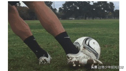 长传球踢不高怎么办踢不起来,踢长传球脚是勾起还是绷直