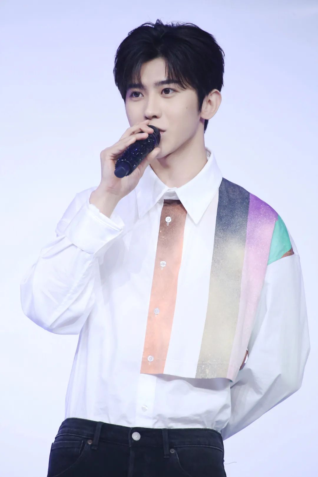 衣品超级好的男明星,王嘉尔穿的蔡徐坤同款衣服