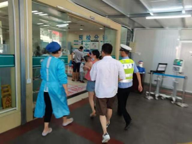 小孩误吞钉子4地交警接力护送,女童误吞塑料棒医生及时取出