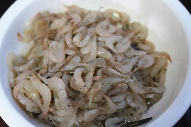 辣炒小河虾跟什么菜搭配,芹菜炒小河虾家常做法