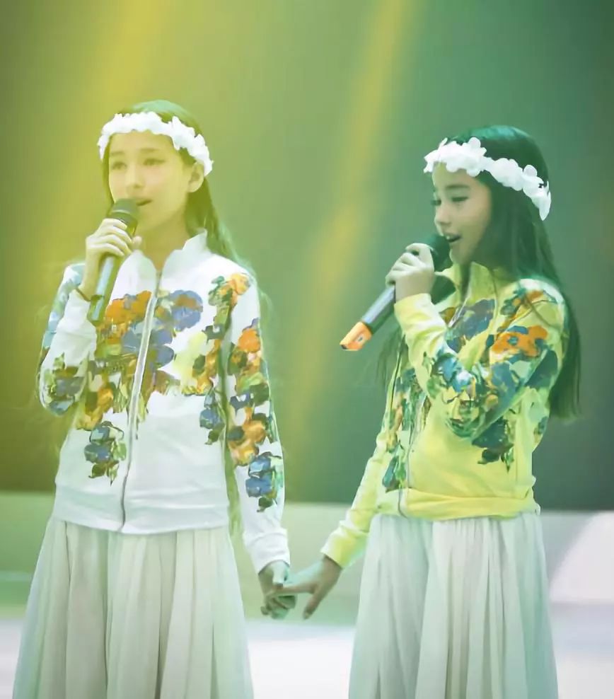 29岁不当记者，追随德国老公守护雨林，两女儿宛如天使，可不上学