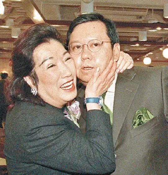 香港最强悍贵妇，一句话骂走王祖贤，93岁叼烟庆生超霸气