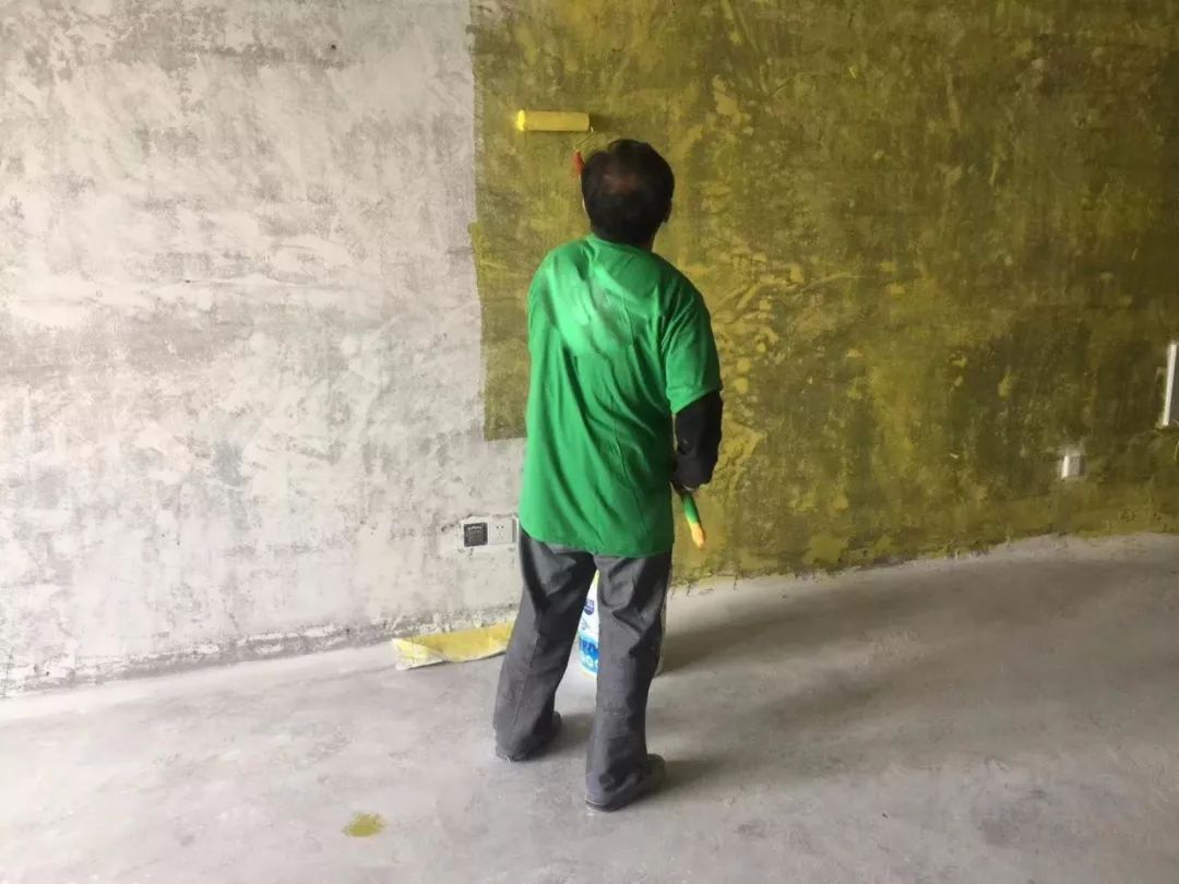 刚入住乳胶漆就脏了,墙面粉化掉皮怎么办